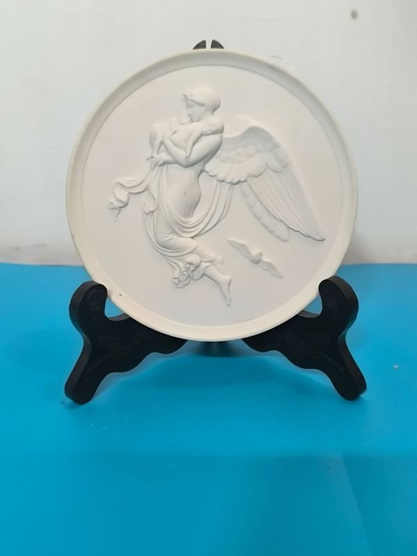 Platos de porcelana Biscuit Royal Copenhagen con relieve neoclásico - imagen 3