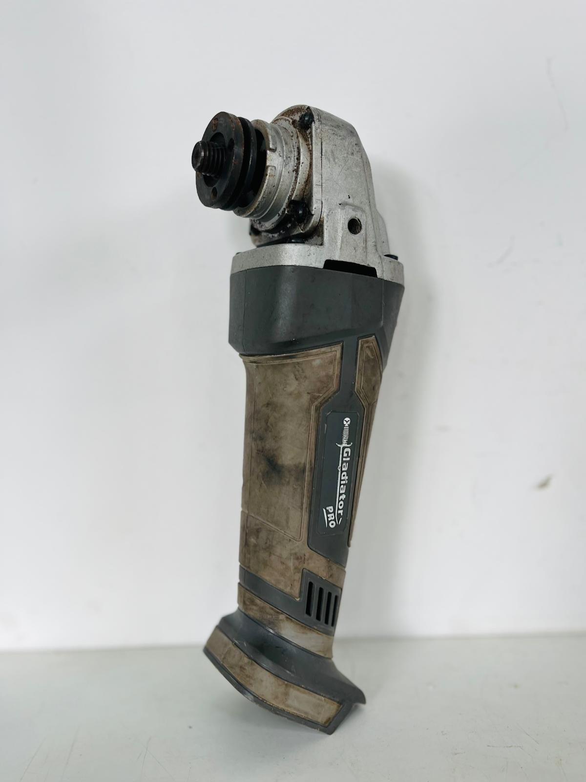 Amoladora Gladiator AA 815/1, sin batería, funcionando