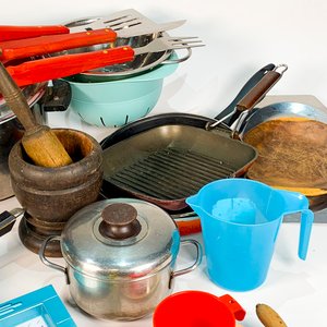 Lote de Artículos de Cocina: Sartenes, Olla, Máquina Picadora, Mortero y Más - imagen 3