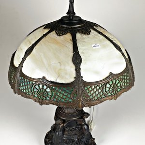 Lámpara de Bronce con Figuras de Damas Aladas y Pantalla Estilo Tiffany - imagen 2