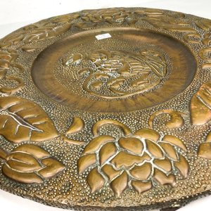 Plato de Bronce Repujado con Motivos Florales y Animal Mitológico - imagen 3