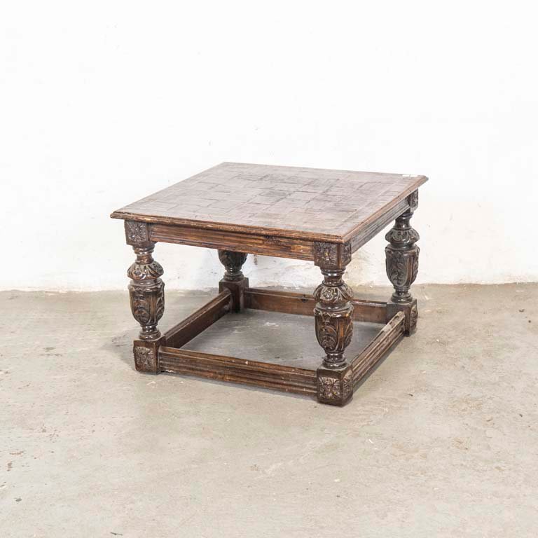 Lote anterior: Mesa lateral de estilo Tudor con marqueterie y patas talladas