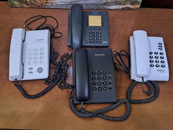 Teléfonos antiguos de línea en buenas condiciones