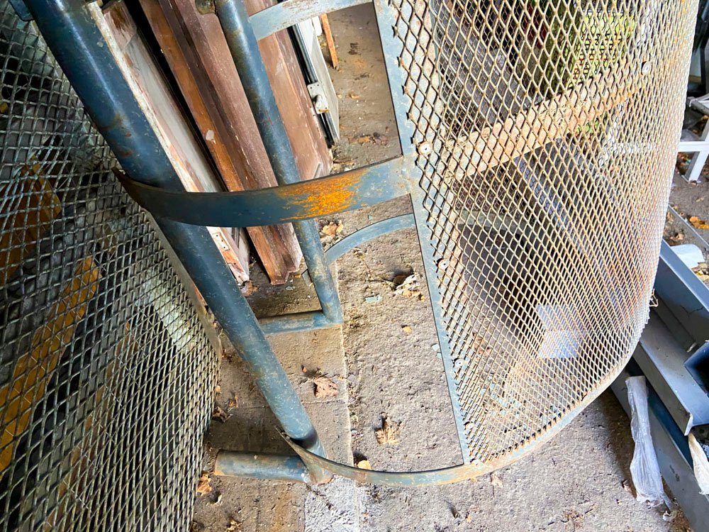 Escalera de metal gris con protección - imagen 5