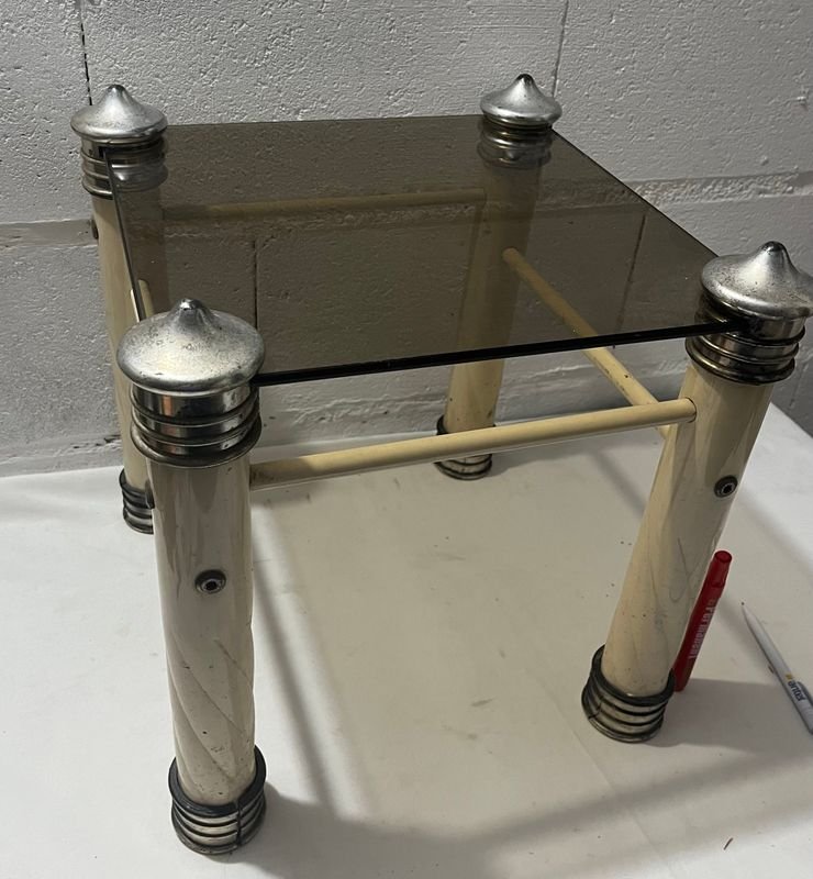 Mesa ratona de vidrio y metal - imagen 5