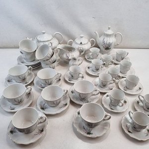 Lote siguiente: Juego de Té y Café Porcelana Olmos Completo con Flores y Bordes Dorados