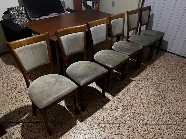 Juego de Comedor Mesa Rectangular de Madera en Tono Roble Oscuro Seis Sillas Respaldo de Madera Asiento Tapizado - imagen 4