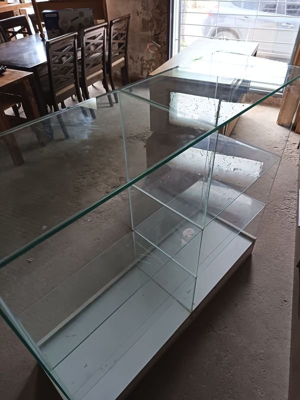 Vitrina Exhibidora de Vidrio con Base de Madera - imagen 1