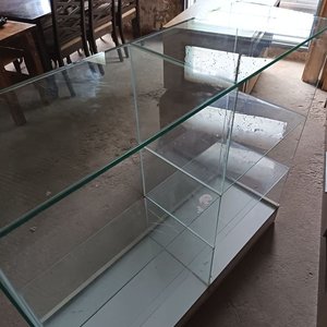 Lote anterior: Vitrina Exhibidora de Vidrio con Base de Madera