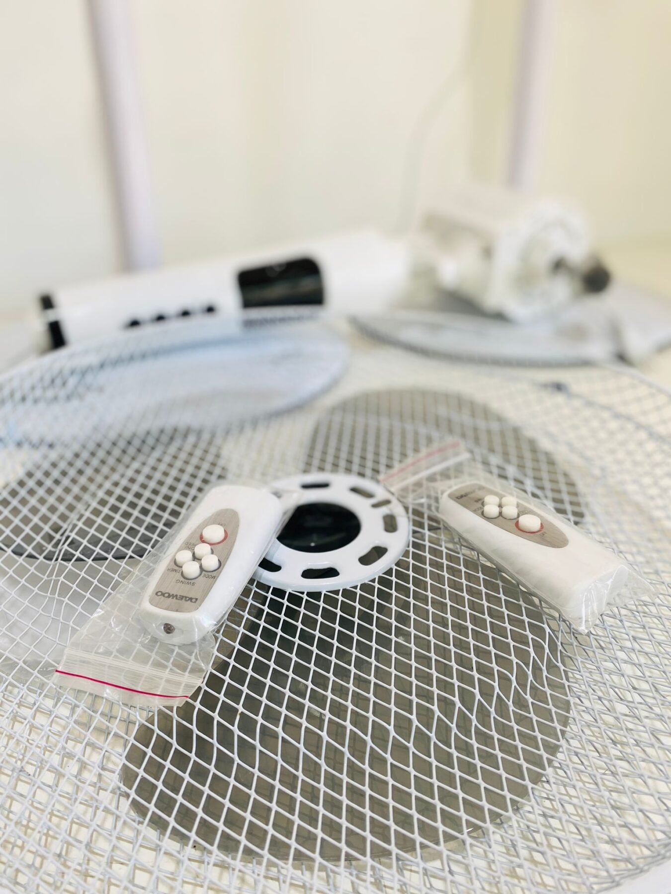 Item lote-x2-ventiladores-daewoo-con-control-remoto-1-desarmado-funciona-el-otro-esta-desarmado - Image 2