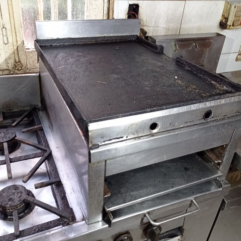 Cocina industrial Kuma con 4 hornallas y accesorios - imagen 3