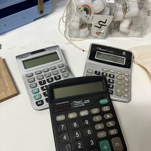 Lote Variado: Calculadoras, Organizador Azul, Reloj Despertador, Luces y Más - imagen 2