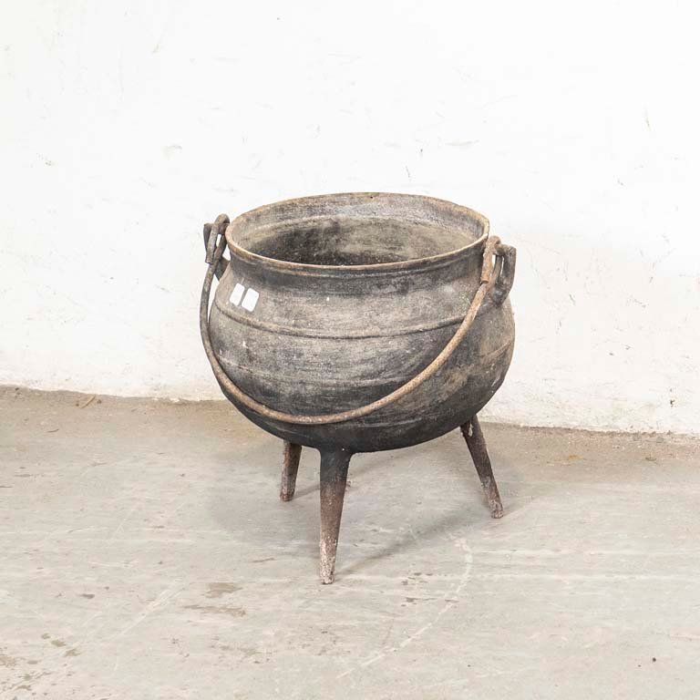 Olla de hierro con patas de tres pies