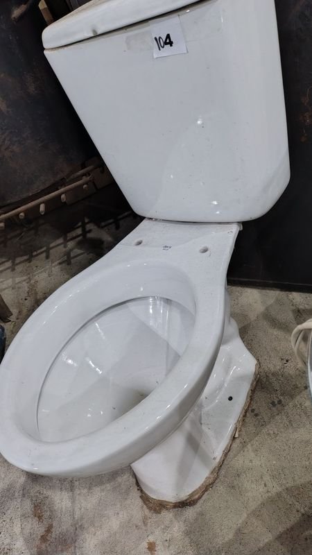Baño con inodoro en mal estado - imagen 2