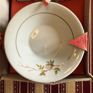 Juego de Tazas y Platos de Porcelana Brasileña con Flores Rosadas y Doradas - imagen 4