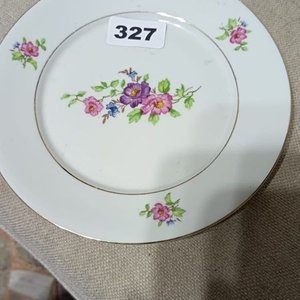 Lote siguiente: Plato de Porcelana Blanco con Flores y Filete Dorado