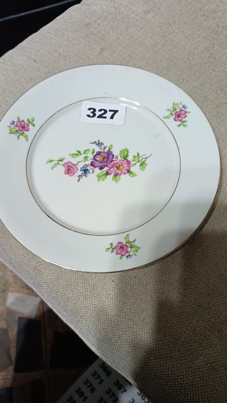 Plato de Porcelana Blanco con Flores y Filete Dorado