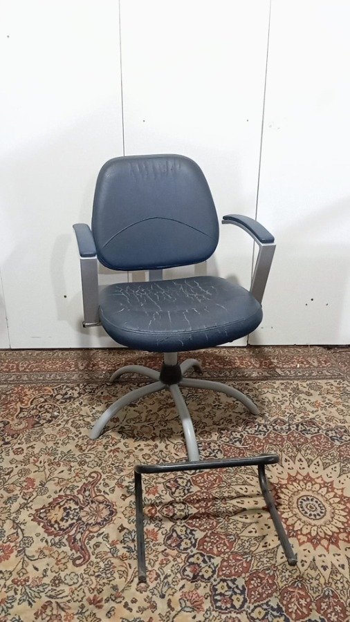 Sillón de peluquería estructura metal tapizado azul - imagen 3