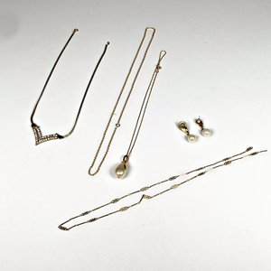 Lote de 5 Piezas de Bisutería: Cadenas con Colgantes y Caravanas - imagen 2