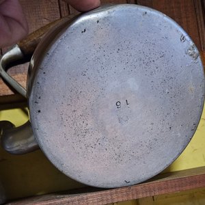 Dos Cafeteras de Aluminio y Posa Fuente de Hierro con Gallo - imagen 3