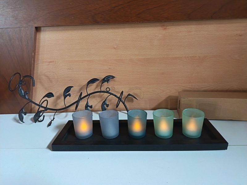 Adorno Metálico con 5 Velas LED Imitación y Base Negra
