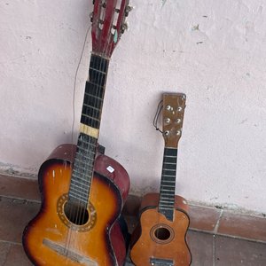 Lote siguiente: Dos Guitarras Acústicas de Diferentes Tamaños