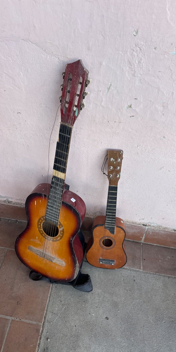 Dos Guitarras Acústicas de Diferentes Tamaños