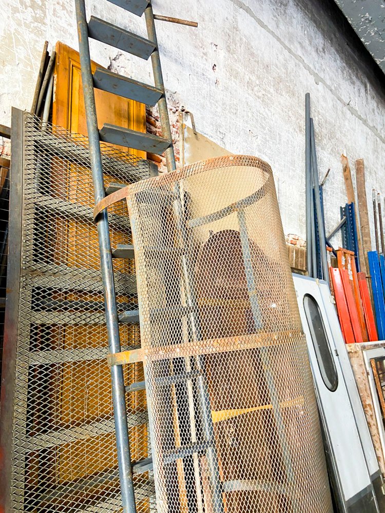 Escalera de metal gris con protección - imagen 6
