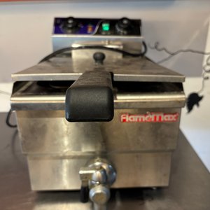 Lote #029 – Fritador eléctrico Flamemax, de mesa,  de un servicio, con estructura de acero inoxidable y canasto - imagen 1