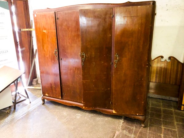 Armario Antiguo de Madera Oscura con Tres Puertas