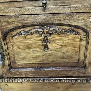 Mesita de Luz Antigua de Roble Tallado con Cajón y Puerta - imagen 4