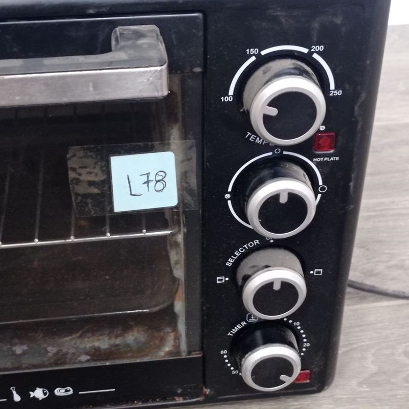 Horno eléctrico marca Punktal con defecto en la puerta - imagen 3
