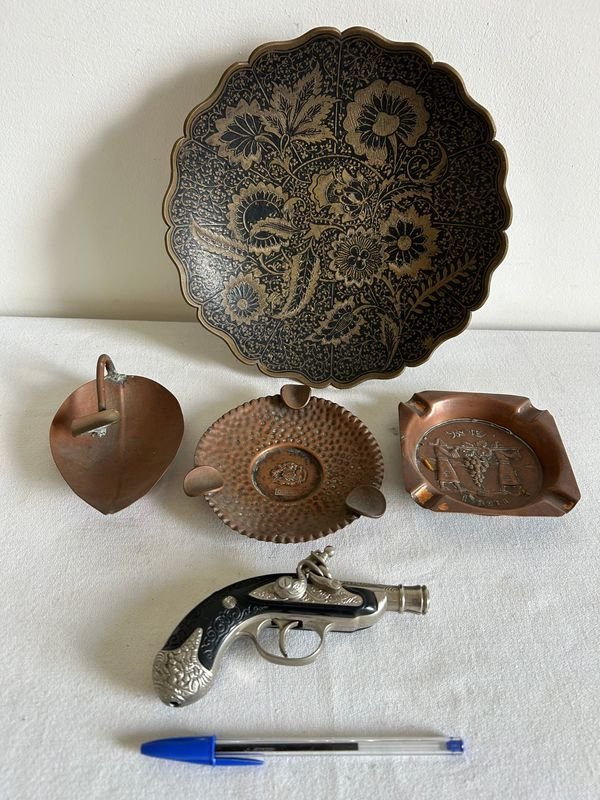 Plato Decorativo Bronce, Ceniceros Cobre y Pistola Antigua Decorativa - imagen 1