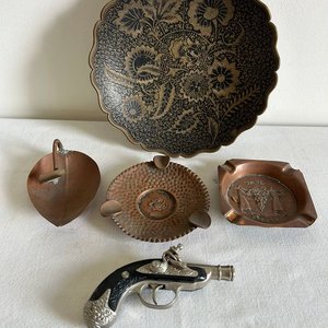Lote siguiente: Plato Decorativo Bronce, Ceniceros Cobre y Pistola Antigua Decorativa