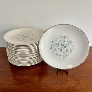 22 Platos de Loza Inglesa Antigua Johnson Bros con Diseño Floral - imagen 2