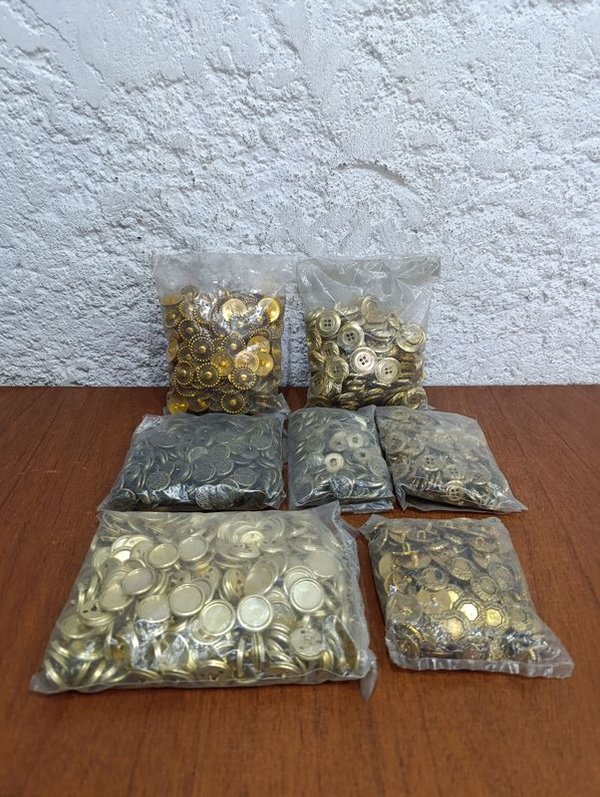 Botones variados en bolsas de plástico