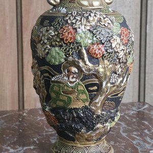 Florero Satsuma Antiguo con Relieve de Elefantes y Figuras Orientales - imagen 4