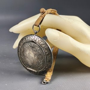 Rapetera Antigua con Colgante para Llavero en Metal Plateado con Diseños Florales - imagen 3