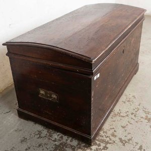 Baúl de Madera Antiguo con Herrajes y Detalles de Época - imagen 3