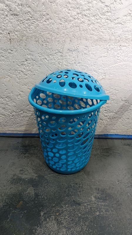 Lote siguiente: Cesto de plástico grande para ropa