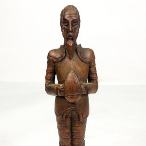 Figura de Madera de Caballero con Armadura y Base - imagen 3