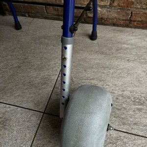 Andador Ortopédico Plegable con Asiento y Ruedas Grandes - imagen 5