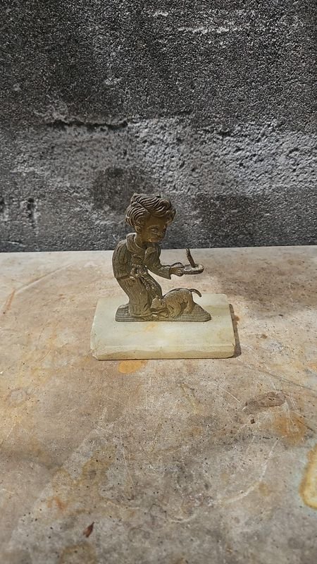 Adorno con fisonomia de niño con gato de bronce - imagen 4