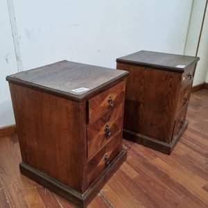 Par de Mesas de Noche Vintage con Marquetería y Tiradores Metálicos - imagen 3