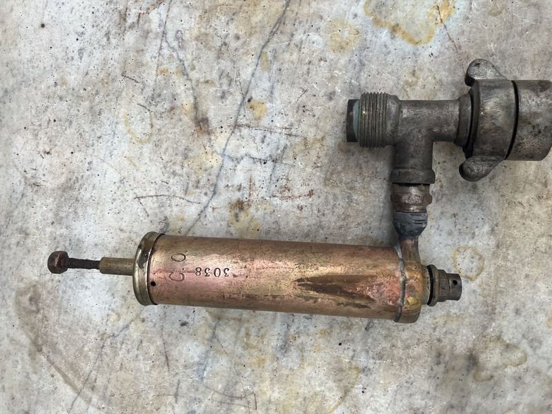 Lote siguiente: Antigua bomba de barril de bronce y hierro para cerveza