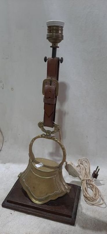 Lámpara con base de madera y estríbo de bronce con pantalla - imagen 3