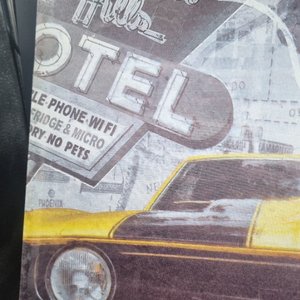 Cuadro Decorativo: Auto Clásico Amarillo Estilo Route 66 - imagen 4