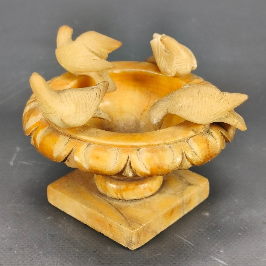Fuente de agua con palomas talladas en alabastro - imagen 6