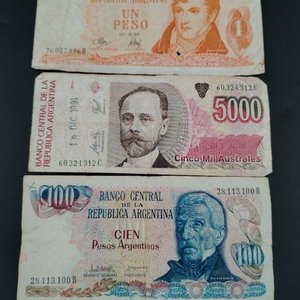 Lote anterior: 3 Billetes Argentinos Diferentes: 1 Peso, 5000 Australes y 100 Pesos Argentinos