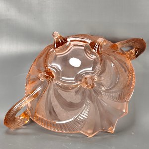 Centro de Mesa Vintage de Vidrio Rosa con Asas y Relieves Mitológicos - imagen 7